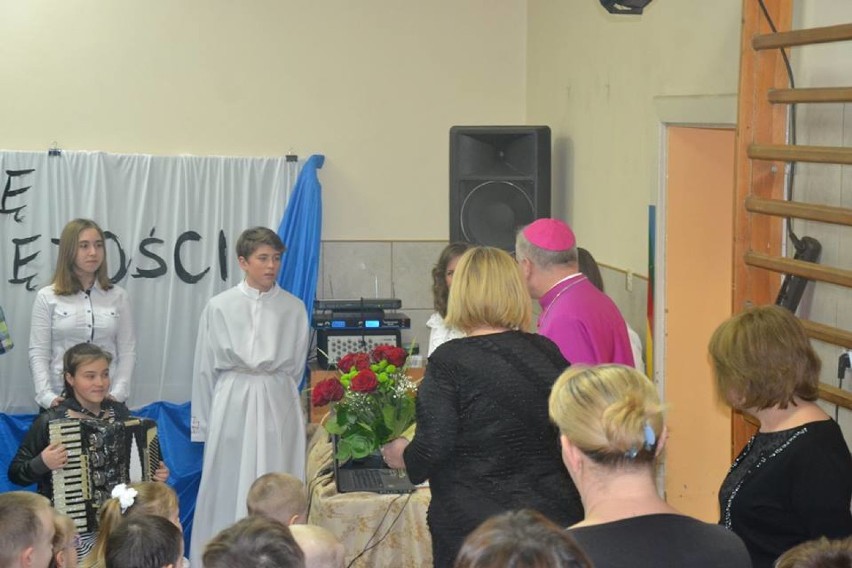 KUKLINÓW: Wizyta biskupa pomocniczego Diecezji Kaliskiej w Starymgrodzie i kuklinowskiej szkole [ZDJĘCIA + FILMY]