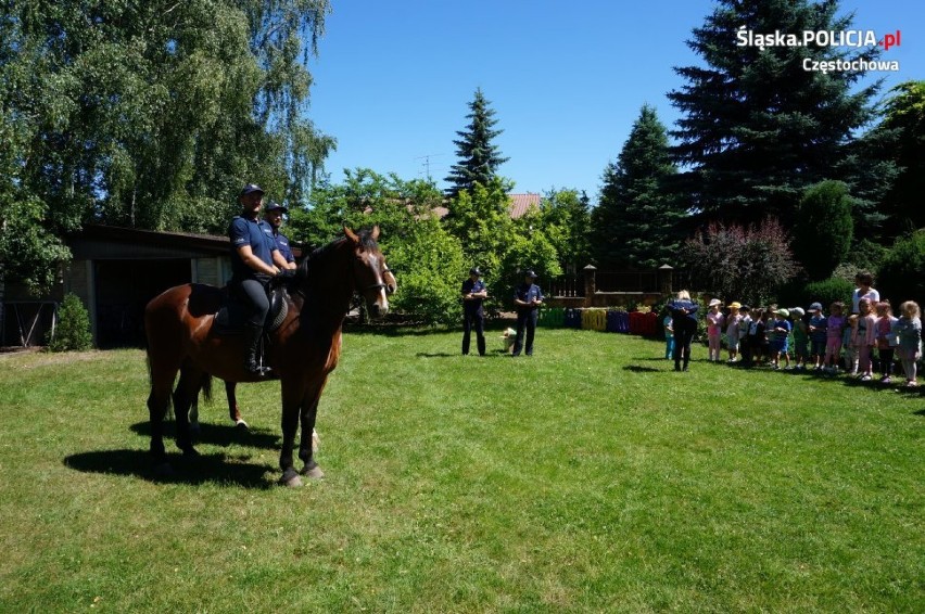 Policjanci  z oddziału konnego na warsztatach ekologicznych z dziećmi 