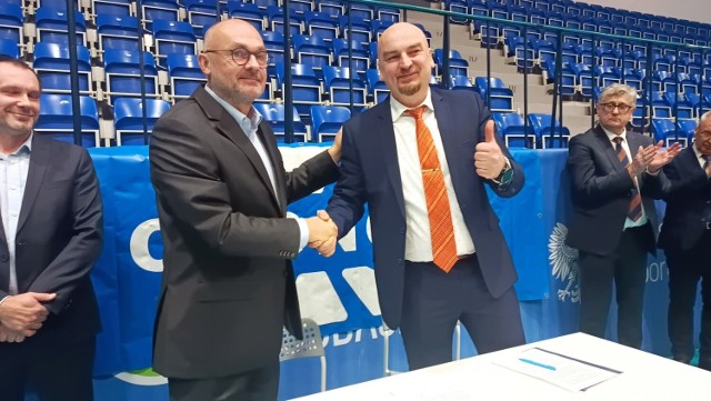 Przemysław Sztuczkowski, prezes i właściciel większościowego pakietu akcji Cognora oraz prezes Hutnika Artur Trębacz - po podpisaniu porozumienia w hali Suche Stawy