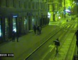 Policja w Poznaniu - Pijany wandal wybił szybę wystawową. Bo wyrzucili go z lokalu [WIDEO]