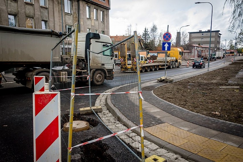 Przedłuża się remont ulicy Niepodległości w Wałbrzychu....
