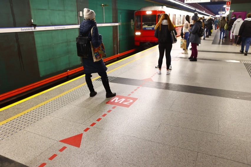 Nowy pomysł na przesiadki w metrze. Ratusz odradza bezpośredni łącznik i przekonuje, że naokoło jest "szybciej i łatwiej"