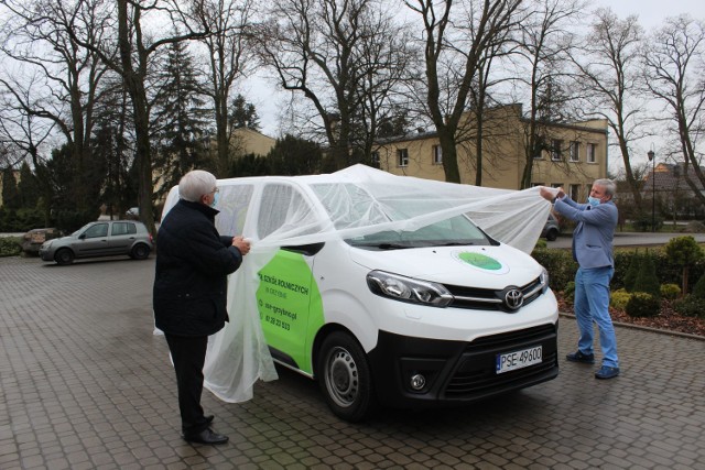 ZSR Grzybno: szkoła z nowym samochodem. Auto będzie służyć uczniom i pedagogom