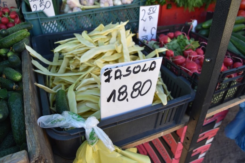 Co można kupić na targowisku w Wągrowcu? Jakie są ceny warzyw, owoców i kwiatów? W czwartek targowisko tętni życiem 