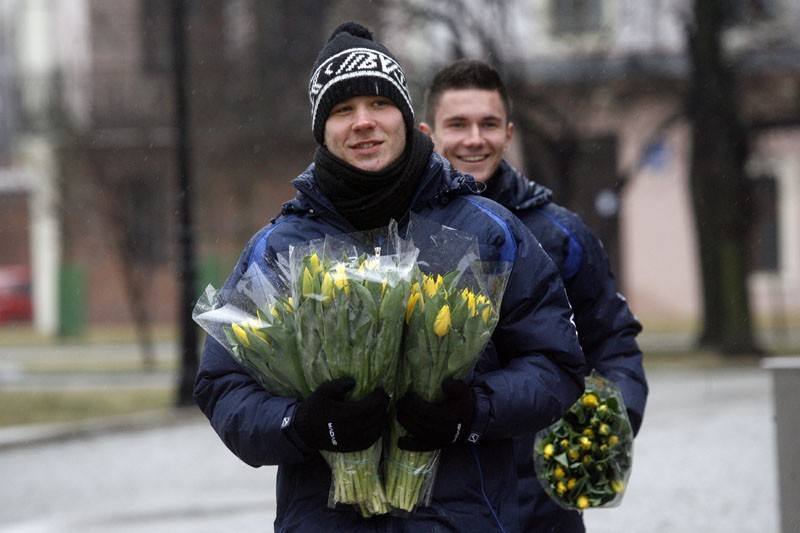 Legnica: Piłkarze Miedzi Legnica rozdawali kwiaty(ZDJĘCIA)