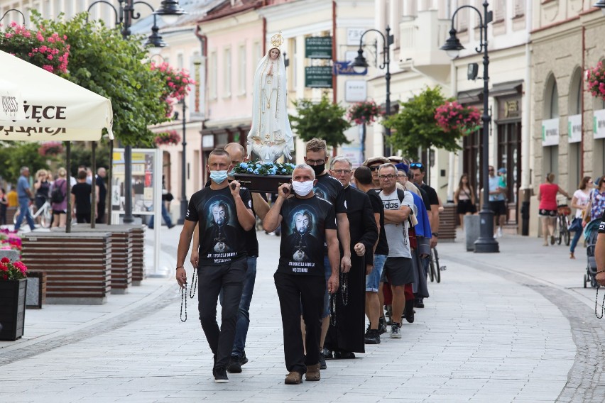 Męski Różaniec. Mężczyźni, odmawiając modlitwę, przeszli ulicami Rzeszowa [ZDJĘCIA]