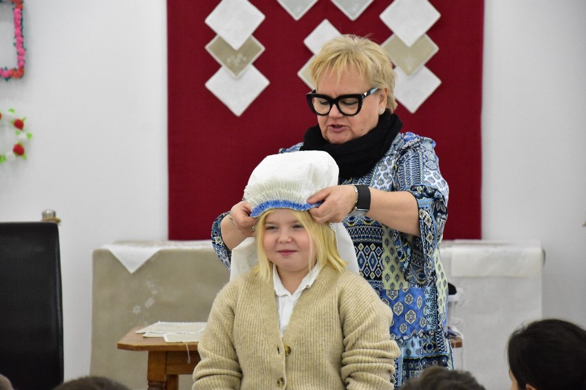 Pani Krystyna Ługiewicz uczyła podstaw pałuckiego haftu...