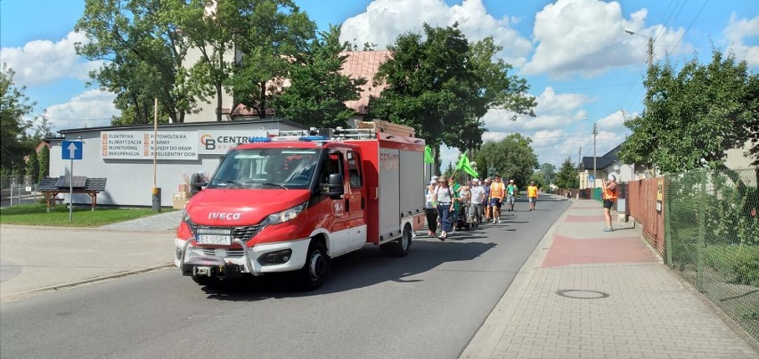 Strażacy z OSP Dąbrowa ugościli pielgrzymów z Ostrowa Wielkopolskiego