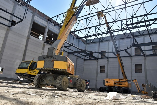 Opolski Park Sportu - w hali jest już podstawa podwieszanej bieżni. Po świętach rozpocznie się instalacja pokrycia dachowego oraz prace przy elewacji i szklanych fasadach.