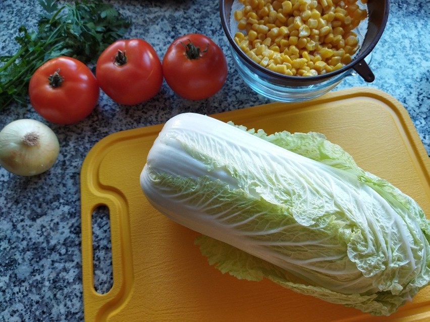 Przygotowanie surówki zacznij od umycia wszystkich warzyw:...