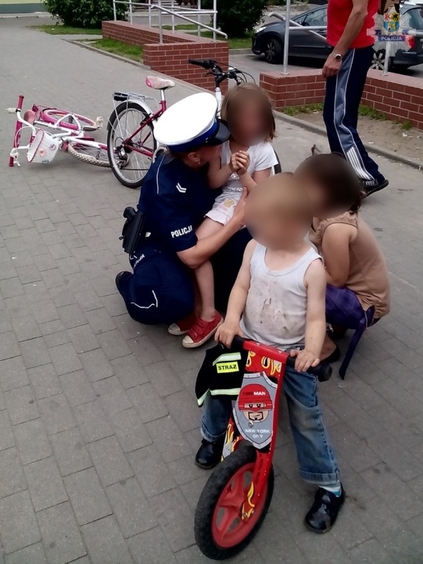 Lęborscy policjanci zajęli się trójką dzieci, które chodziły...