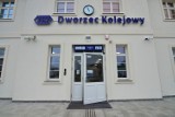 Dworzec PKP we Władysławowie w nowej odsłonie. Wyremontowany dworzec pięknie komponuje się z odświeżonym Domem Rybaka