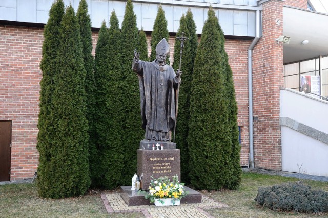 Pomnik Jana Pawła II przed kościołem pw. Miłosierdzia Bożego na Osiedlu Rafineryjnym w Jaśle