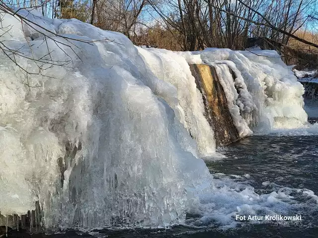 Wodospady w Złockiem niedaleko Muszyny zimą wyglądają szczególnie pięknie, kiedy to spływająca woda częściowo zamarza tworząc lodowe dzieło sztuki