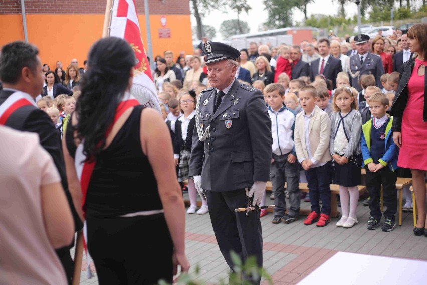 70-lecie SP 3 w Malborku [ZDJĘCIA]. Nowy sztandar dla "sędziwej jubilatki w nowym budynku"