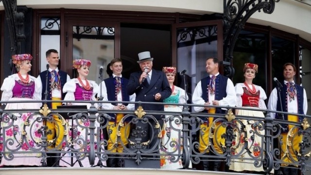 Soliści zespołu "Śląsk" zaśpiewali z balkonu Hotelu Bristol. Tutaj śpiewał niegdyś sam Jan Kiepura