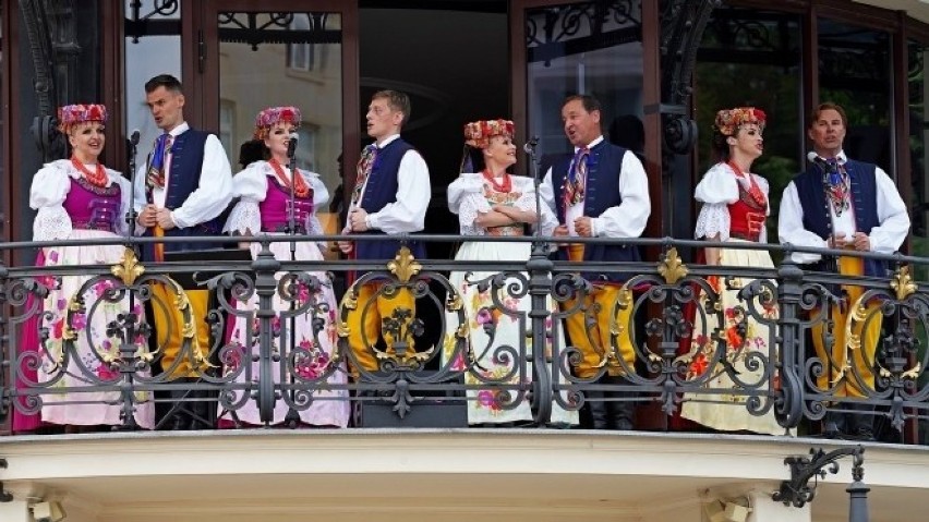 Soliści zespołu "Śląsk" zaśpiewali z balkonu Hotelu Bristol....