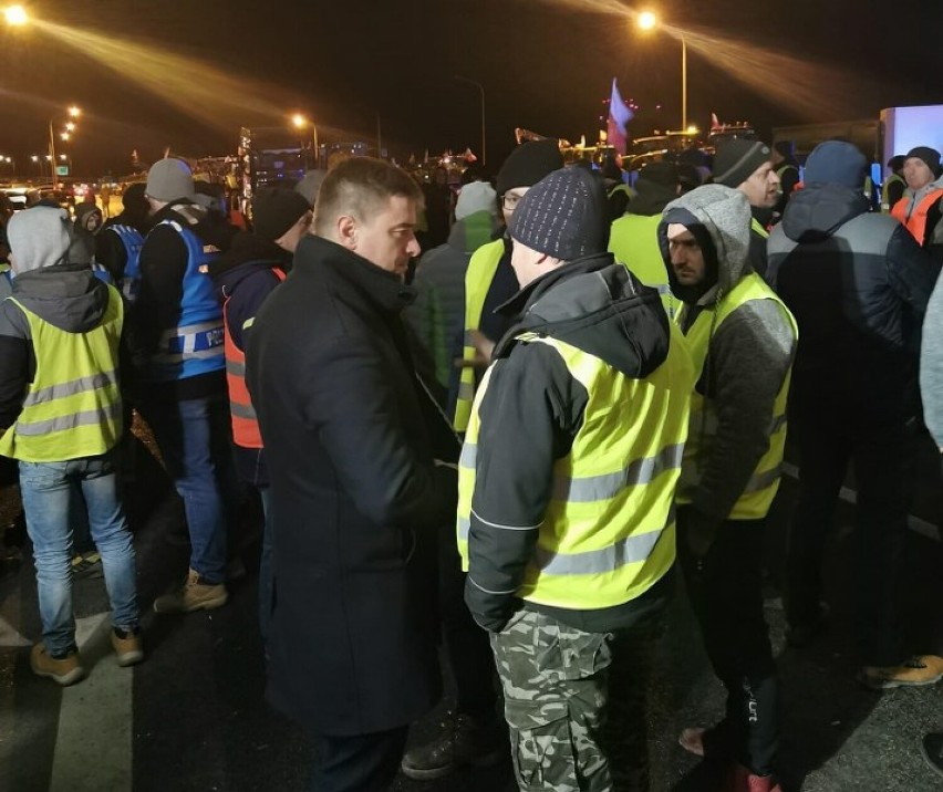 Rolnicy kończą protest, to pokłosie nocnych rozmów na węźle pod Lesznem. Grzegorz Rusiecki i Andrzej Grzyb spotkali się z protestującymi