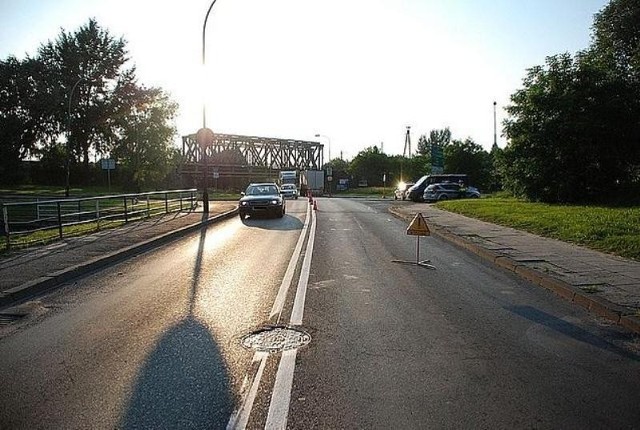 Wypadek w Rzeszowie. 17 czerwca, około godziny 16.50 policjanci drogówki interweniowali na miejscu wypadku przy ulicy Wyzwolenia. Ze wstępnych ustaleń wynika, że kierujący renault magnum z naczepą, 45-letni obywatel Bułgarii, jadąc łącznikiem z ulicy Warszawskiej w kierunku ulicy Wyzwolenia, podczas skrętu w prawo, potracił mężczyznę, który najprawdopodobniej znajdował się na jezdni z prawej strony pojazdu. W wyniku odniesionych obrażeń pieszy zmarł w drodze do szpitala.
 
W chwili zdarzenia kierujacy tira był trzeźwy. Pracujący na miejscu policjanci zabezpieczyli ślady niezbędne do ustalenia przebiegu i okolicznosci wypadku.  Do czasu wyjaśnienia sprawy kierujący został zatrzymany w policyjnym areszcie, a pojazd zabezpieczony do dalszych badań.