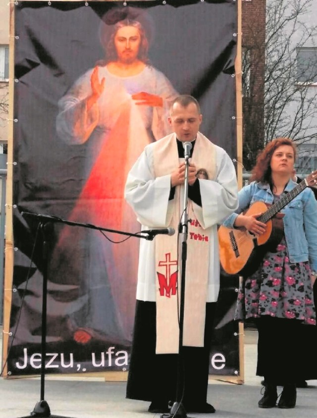 Ksiądz Radosław Siwiński prowadził w ubiegłą niedzielę modlitwę na placu przed ratuszem