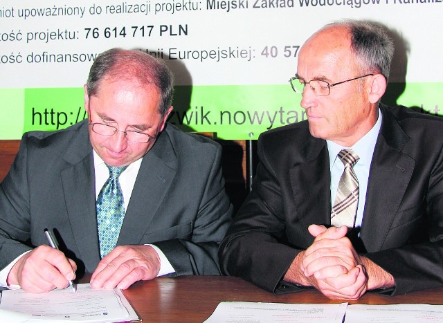 Burmistrz Zajączkowski podpisuje umowę