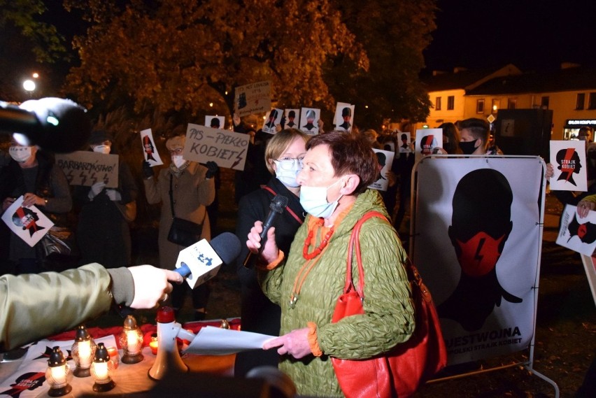 Na skwerze przed Kolegiatą w Końskich odbył się protest przeciwko zmianom w prawie aborcyjnym [ZAPIS TRANSMISJI, ZDJĘCIA]