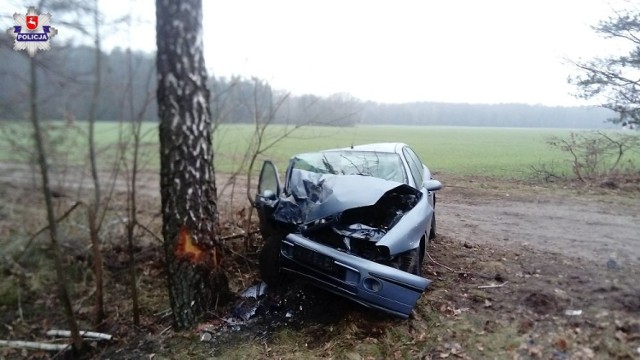 Wypadek w Glinnym Stoku: przejechała przez STOP i uderzyła w drzewo