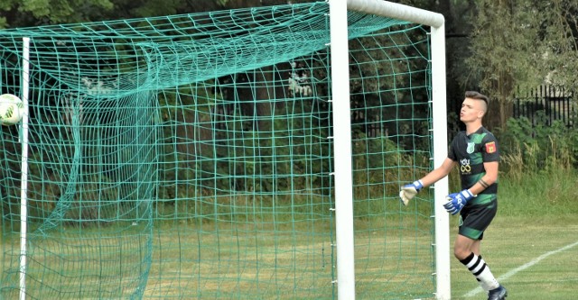 IV liga małopolska, zachód: KS Chełmek  - Węgrzcanka Węgrzce Wielkie 0:2. Na zdjęciu bramkarz Chełmka Olaf Przewoźnik odprowadzający piłkę do siatki.