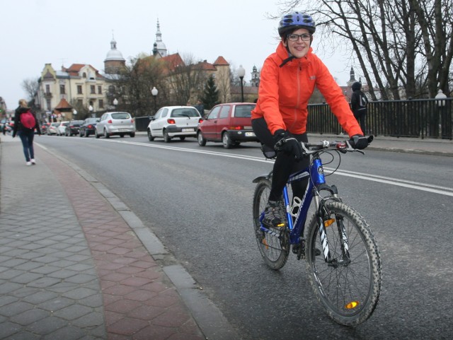 Małgorzata Przybylska z Nowego Sącza jeździ na rowerze już wiele lat. Sądeczanka uważa, że w mieście brakuje ścieżek rowerowych,  a te, które są, nie łączą się ze sobą, a jazda jest wyczynem