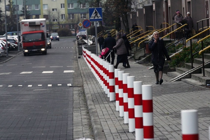 Tu już nie zaparkujesz. Armia pachołków na chodniku [ZDJĘCIA]