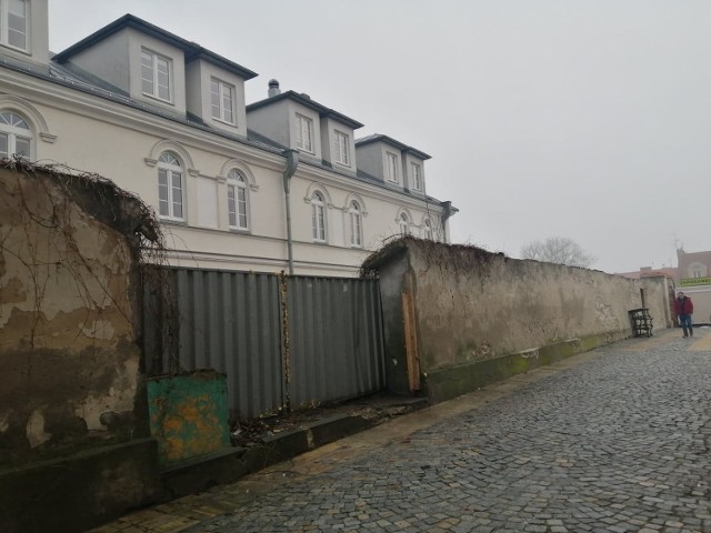 Mur otaczający budynki Caritas Diecezji Sandomierskiej łączący ulicę Opatowską z ulicą Sokolnickiego przy Małym Rynku w Sandomierzu zmieni swój  wygląd.