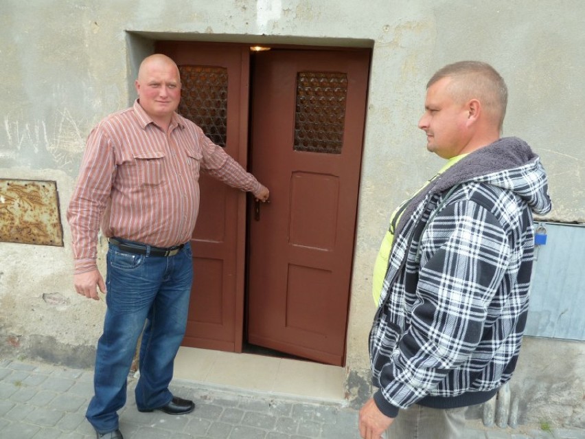 Czarnków: Za darmo odnowili dom komunalny na Zamkowej 4