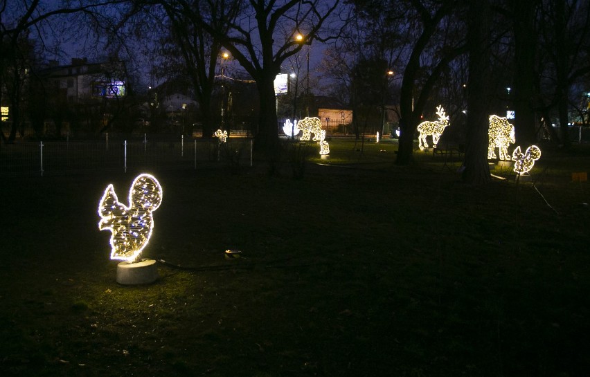 Wola Park gotowa na święta. Magiczna iluminacja, lodowisko i jarmark bożonarodzeniowy [ZDJĘCIA]