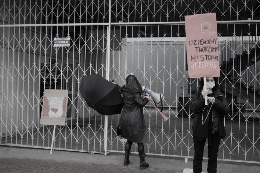 Czarny protest przeciwko ustawie antyaborcyjnej - przed siedzibą PiS w Koninie