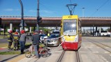 Wypadek na al. Mickiewicza w Łodzi. Wjechała na czerwonym, zderzyła się z tramwajem [ZDJĘCIA, FILM]