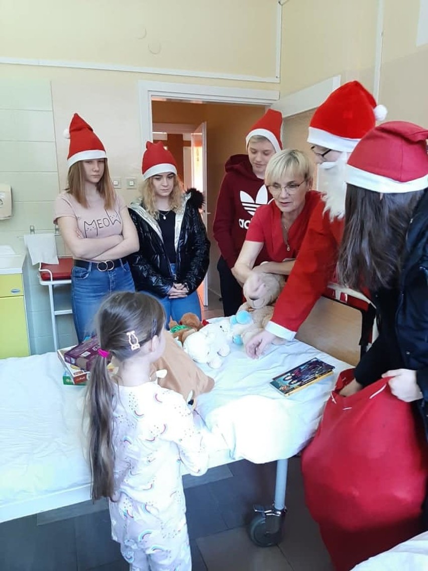 Bełchatów. Wielu mikołajów odwiedziło dzieci w szpitalu w Bełchatowie