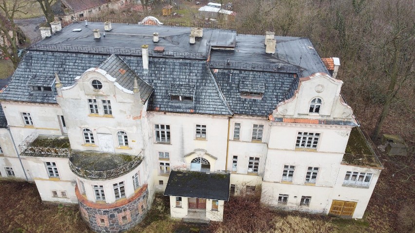 Zabytkowy pałac w Bronowie na sprzedaż