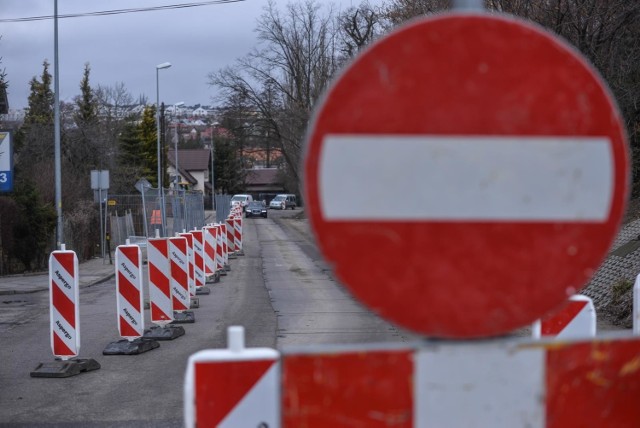 W galerii zdjęć pełne listy podstawowe dróg gminnych i powiatowych w Łódzkiem, które otrzymały dofinansowanie.