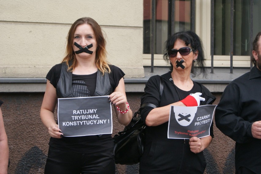 KOD w Kaliszu protestował przed sądem