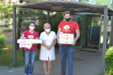 Wolontariusze Fundacji Dr Clown rozdali słodkości i kartki od dzieci dla pielęgniarek z Centrum Pediatrii i ZCO. To podziękowania za służbę