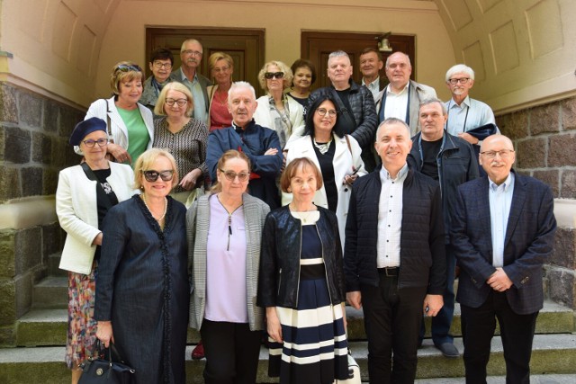 Pamiątkowe zdjęcie maturzystów '73 na schodach I LO Szczecinek