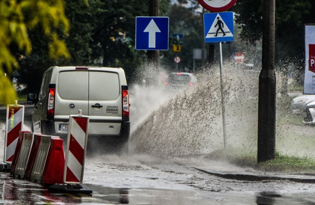 Wczoraj przez Bydgoszcz przeszła potężna ulewa, która wyrządziła nieco szkód. Jak dowiedzieliśmy się w Komendzie Miejskiej Straży Pożarnej, nie było to nic poważnego. Strażacy otrzymali kilkadziesiąt zgłoszeń, ale nie wszystkie wymagały interwencji. 


Ulewa w Bydgoszczy

