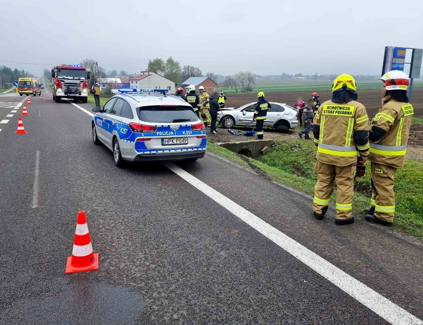 Wypadek na drodze krajowej nr 77 w Zadąbrowiu koło Przemyśla. Dachował młody kierowca seata [ZDJĘCIA]