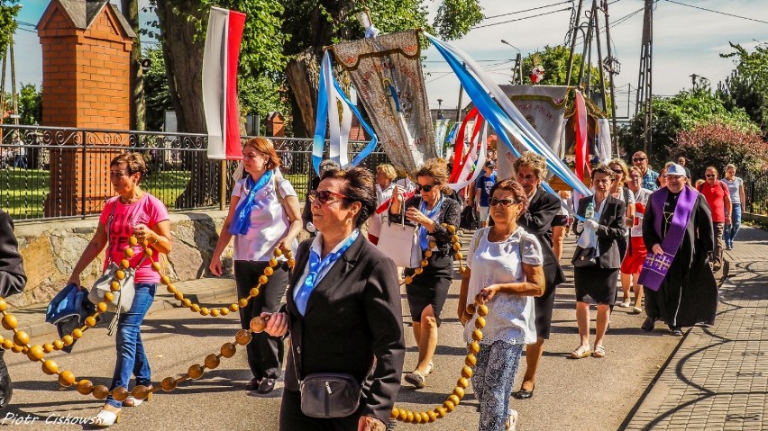 Odpust Matki Boskiej Szkaplerznej w Swarzewie (2018). Z Półwyspu i znad morza modlitwą szli na odpust mały