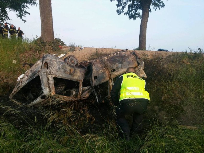 Wypadek pod Bartoszycami. Pasażerowie spłonęli w aucie [zdjęcia]