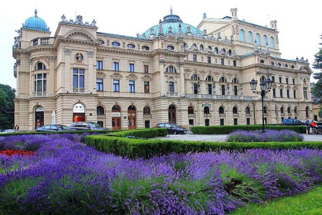 Młodopolska Małopolska
Szlak prowadzi  przez miejsca związane z historią epoki Młodej Polski.

Obiekty m.in:
Kraków – Teatr im. Juliusza Słowackiego
Kraków – kościół pw. św. Krzyża
Kraków – Akademia Sztuk Pięknych
Kraków – „Jama Michalika”
Kraków – kościół Mariacki
Kraków – Collegium Maius
Kraków – Pałac Sztuki
Długość szlaku ok. 203.0 km

więcej informacji:
http://szlakimalopolski.mik.krakow.pl/?szlaki=mlodopolska-malopolska