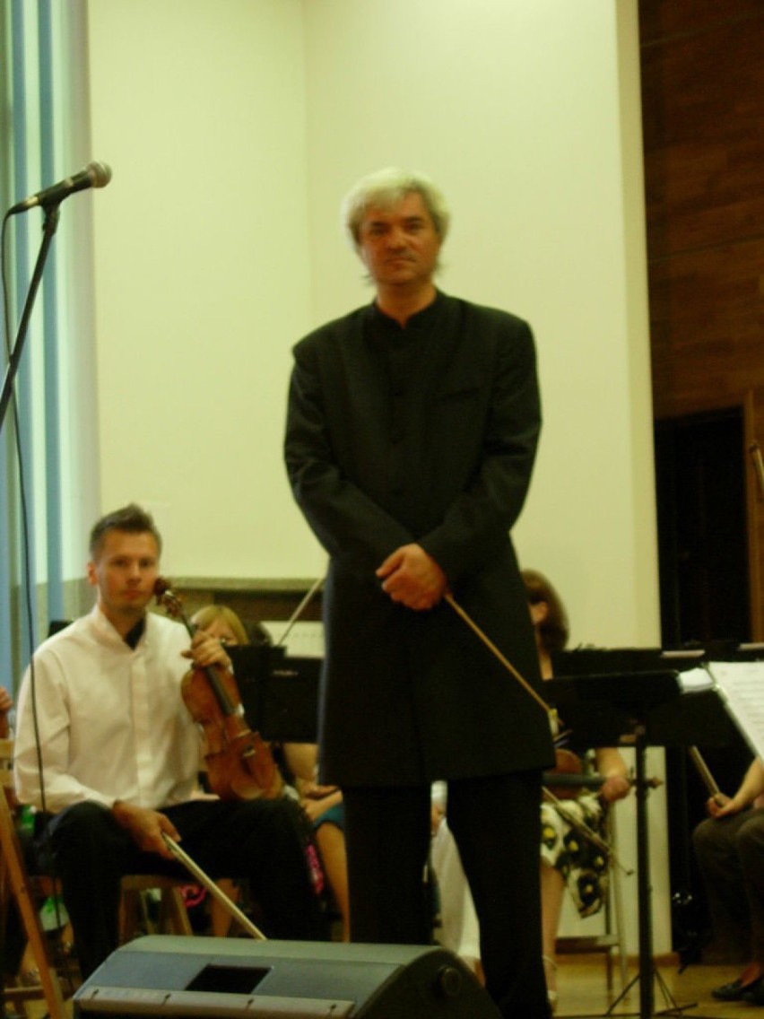 Dyrygent orkiestry Marek Czekała.