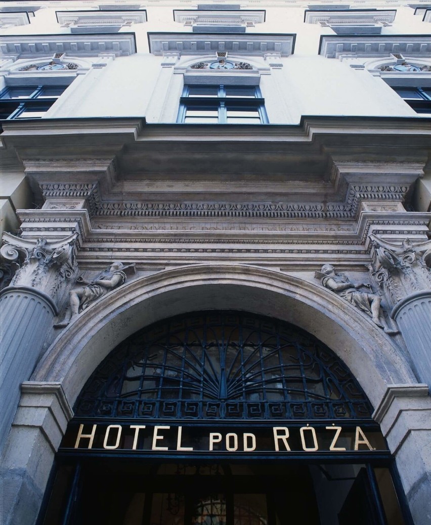 „Pod Różą” to najstarszy hotel w Krakowie. Dzieje kamienicy,...