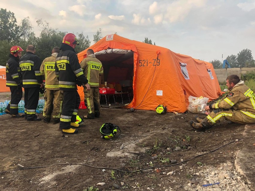 Tak wygląda miejsce pracy strażaków po pożarze w środę 17...