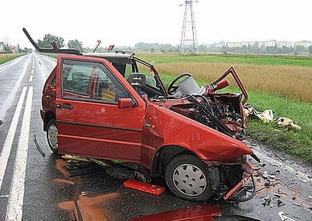 Tragiczny wypadek na ul. Witosa w Zabrzu - Grzybowicach. Zginął kierowca fiata uno [WIDEO]